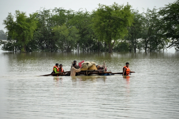 ▲28일(현지시간) 파키스탄 발루치스탄주 자파라바드에서 한 가족이 가재도구를 뗏목에 실어 침수 지역을 빠져나오고 있다. 파키스탄 당국은 지난 6월 중순 이후 몬순 우기 동안 발생한 대규모 홍수로 지금까지 1033명이 숨졌다고 밝혔다.(AP뉴시스)
