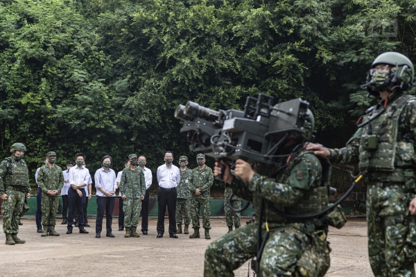 ▲대만 해군이 지난달 30일 차이잉원 총통 앞에서 장비 운용을 선보이고 있다. 펑후/AP뉴시스
