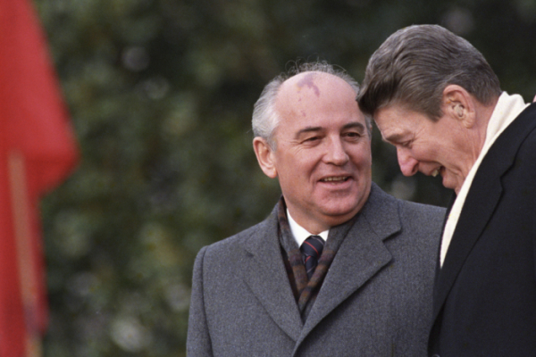 ▲미하일 고르바초프(왼쪽) 전 소련 대통령이 1987년 12월 8일(현지시간) 워싱턴D.C.에서 로널드 레이건 전 미국 대통령과 담소를 나누고 있다. 워싱턴D.C./AP뉴시스
