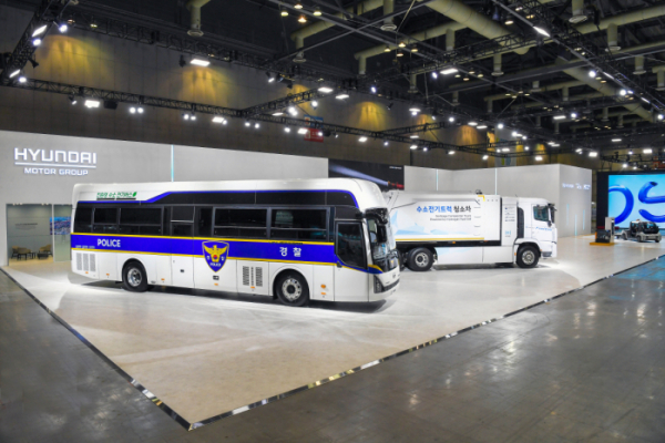 ▲‘H2 MEET 2022’ 현대차그룹관에 전시된 수소전기버스 경찰버스와 수소전기트럭 청소차 (사진제공=현대자동차그룹)