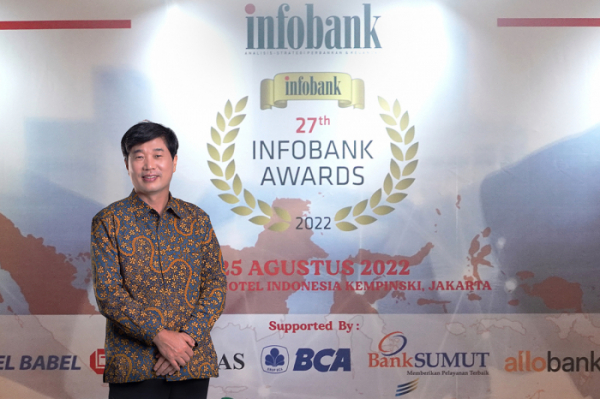 ▲우리소다라은행 황규순 법인장이 지난 25일 Infobank에서 주최한 ‘2022 Infobank Awards’ 시상식장에서 기념촬영을 하고 있다. (사진제공=우리은행)