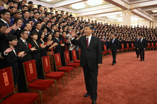 ▲시진핑 중국 국가주석이 30일 인민대회당에서 모범공무원 대표들을 불러모아 인사하고 있다. 베이징/AP뉴시스
