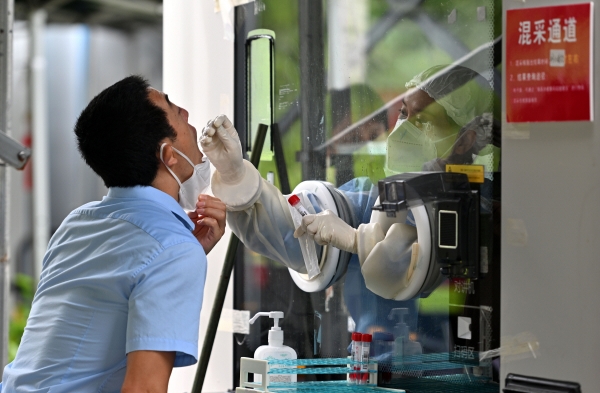 ▲27일 중국 하이난성 싼야에서 한 시민이 신종 코로나바이러스 감염증(코로나19) 검사를 받고 있다. 싼야/신화뉴시스
