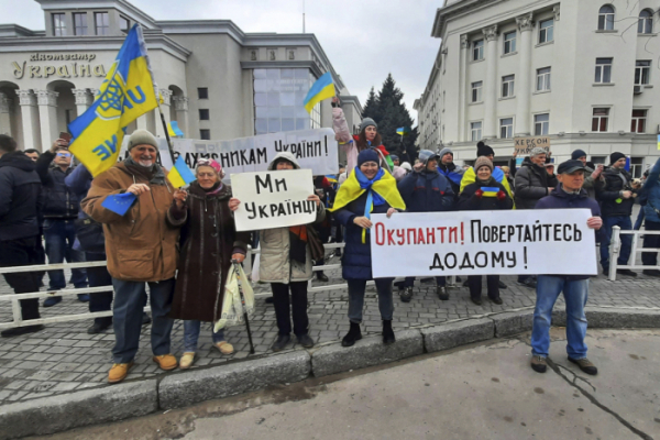▲지난 3월 헤르손 주민들이 "우리는 우크라이나인"이라고 쓰인 손팻말과 깃발을 들고 반러시아 집회를 하는 모습. (뉴시스)