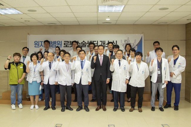 ▲31일 원자력병원 로봇수술센터 개소식에 참석한 관계자들이 모여 기념 촬영을 하고 있다. (사진제공=미래컴퍼니)