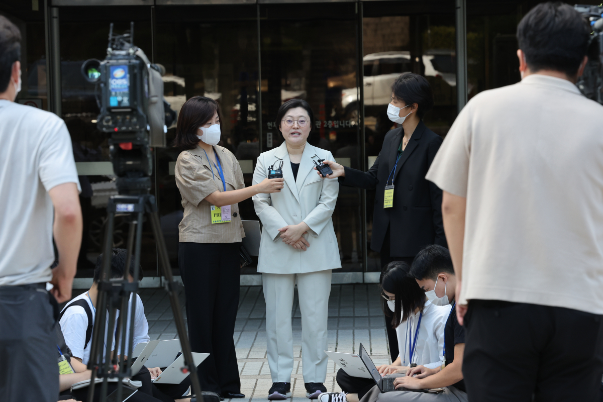 ▲법원이 코로나19로 학습권을 침해받았다며 대학생들이 학교를 상대로 낸 대규모 등록금 환불 소송에서 원고들의 청구를 기각했다.     1일 오전 서울중앙지법에서 열린 1심 선고 공판이 끝난 뒤 원고측 법률대리인인 하주희 변호사가 재판 결과에 대한 의견을 밝히고 있다. (연합뉴스)
