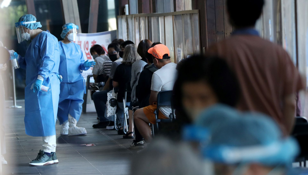 ▲ 코로나19 신규 확진자수가 감소세를 보인 1일 오후 서울 송파구 선별진료소에서 시민들이 코로나19 검사를 받기 위해 줄 서 있다. (뉴시스)