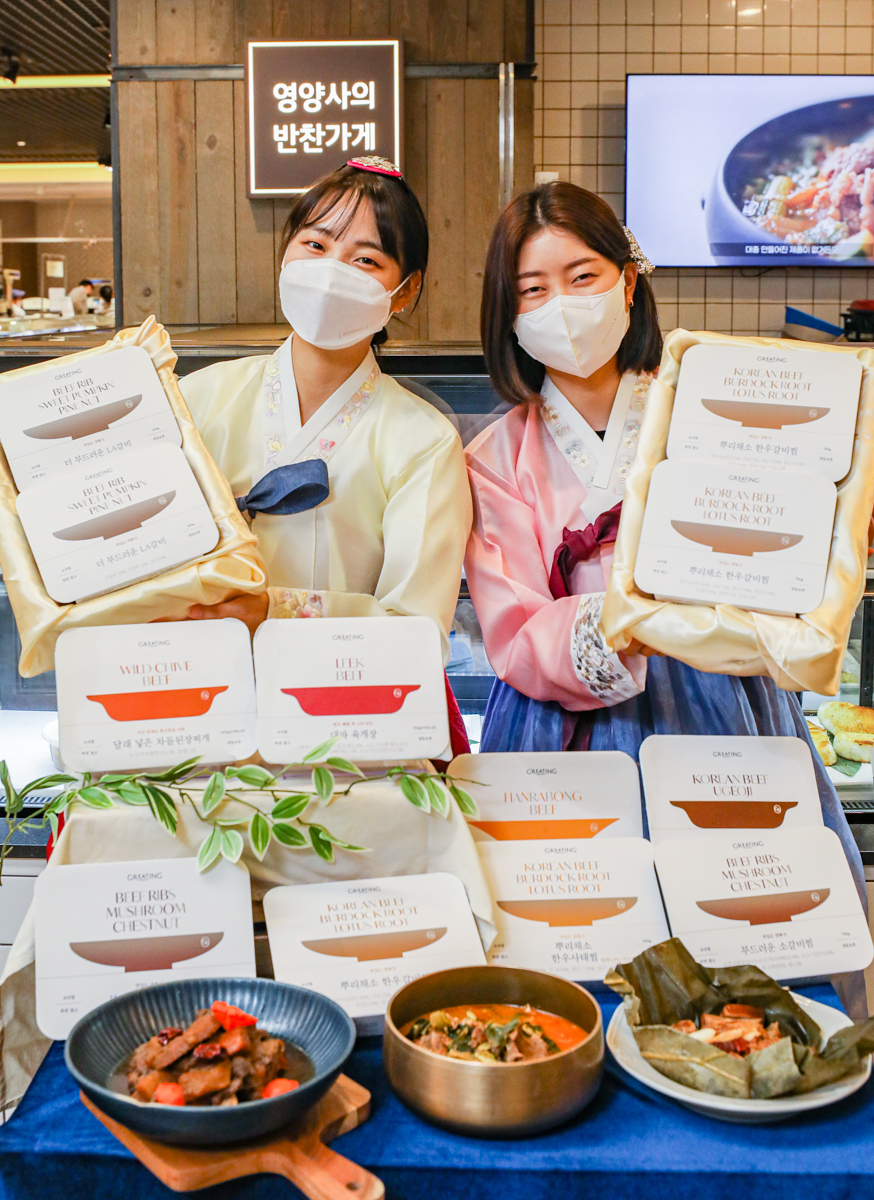 ▲1일 오전 서울시 강남구에 있는 현대백화점 무역센터점 지하 1층 식품관에서 모델들이 그리팅 추석 선물세트를 소개하고 있다.  (사진제공=현대그린푸드)