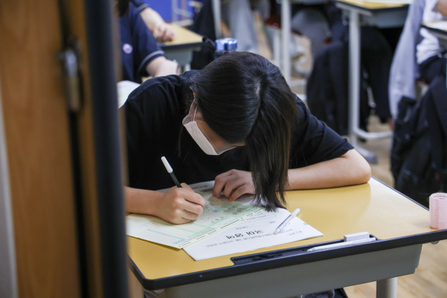 ▲고3 수험생들이 대학수학능력시험 9월 모의평가가 실시된 31일 서울 영등포구 여의도여고에서 모의평가를 보고 있다. (연합뉴스)