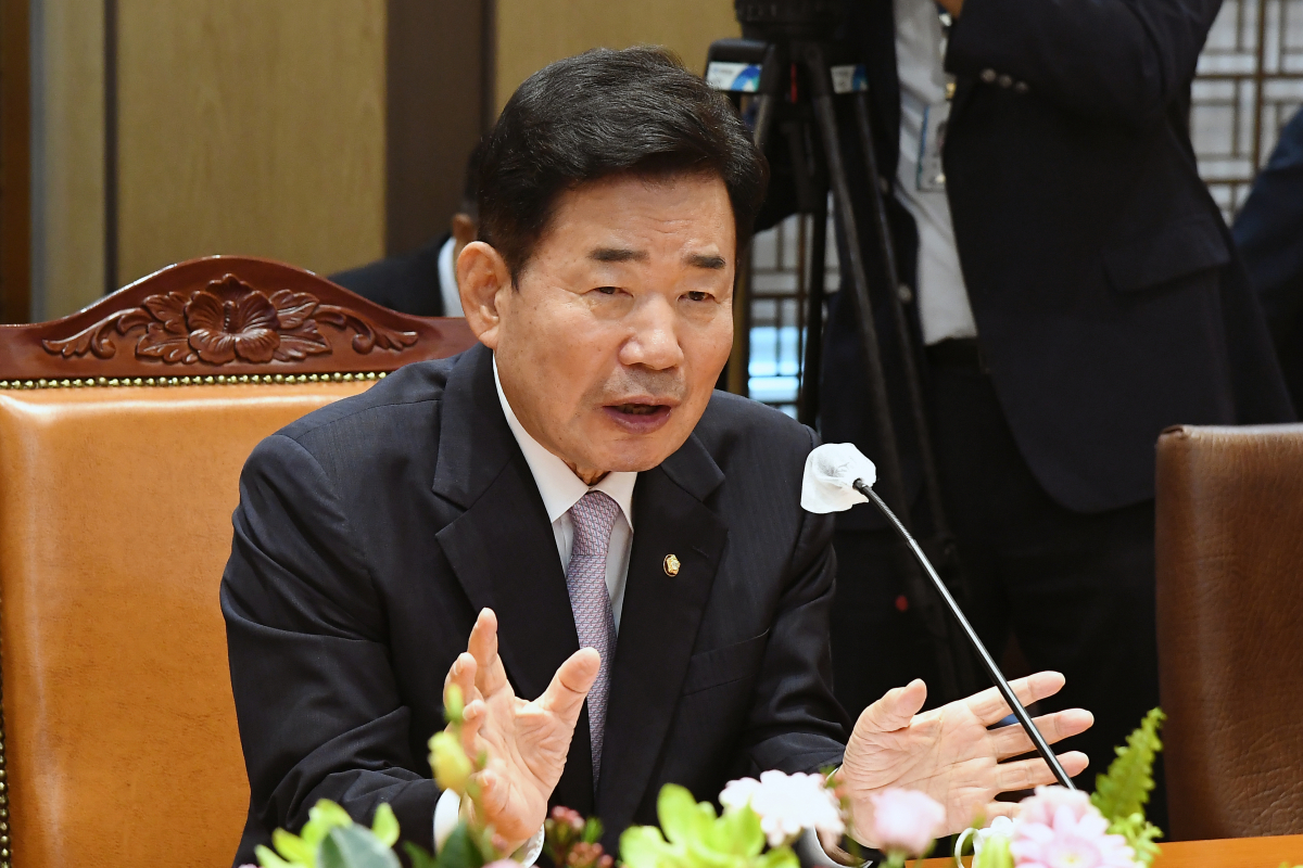 ▲김진표 국회의장이 1일 국회 의장 접견실에서 제400회 정기국회 개회식 사전환담에서 정부 주요 요인들과 환담을 하고 있다. (국회사진기자단)