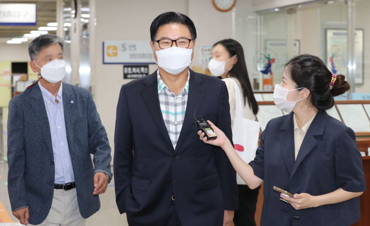 ▲ 수십억 원대 횡령·배임과 뇌물 혐의로 1심에서 징역 4년을 선고받은 홍문종 전 의원이 지난 9월 1일 항소심 선고 공판에 출석하기 위해 서울 서초구 서울고등법원에 출석하고 있다. (연합뉴스)