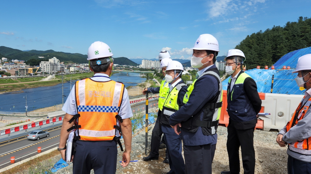 ▲이원재(왼쪽에서 세 번째) 국토교통부 1차관이 1일 원주지방국토관리청장, 홍천국토사무소장 등과 홍천 연봉지구 교차로 개선공사 현장을 방문해 강풍 및 집중호우 예방 조치 등 대비현황을 점검하고 있다. (사진제공=국토교통부)