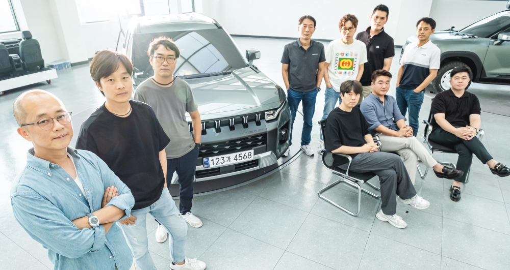 ▲경기도 평택시 쌍용자동차 본사 중앙연구소에서 문일한(왼쪽) 쌍용자동차 익스테리어 디자인팀장과 디자이너들이 이투데이와 인터뷰에 앞서 포즈를 취하고 있다.  (조현호 기자 hyunho@)