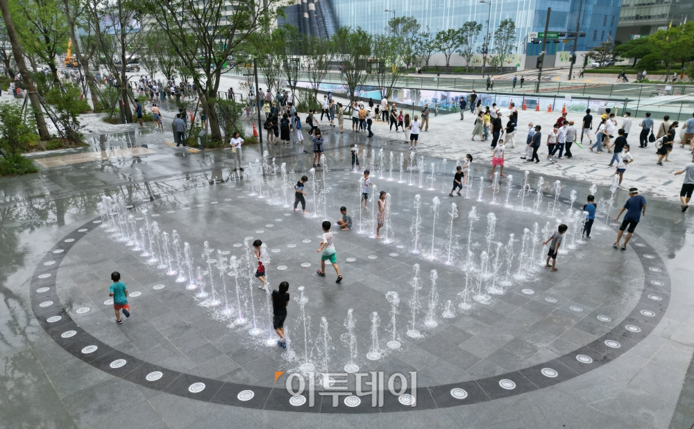 ▲광화문광장 재개장 후 첫 일요일인 7일 오후 서울 광화문광장을 찾은 아이들이 한글분수에서 즐거운 시간을 보내고 있다. 조현호 기자 hyunho@ 