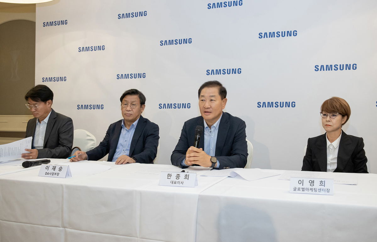 ▲사진 왼쪽부터 삼성전자 영상디스플레이사업부 전략마케팅팀장 성일경 부사장, 삼성전자 생활가전사업부장 이재승 사장, 삼성전자 DX부문장 한종희 부회장, 삼성전자 글로벌마케팅센터장 이영희 부사장 (제공=삼성전자)