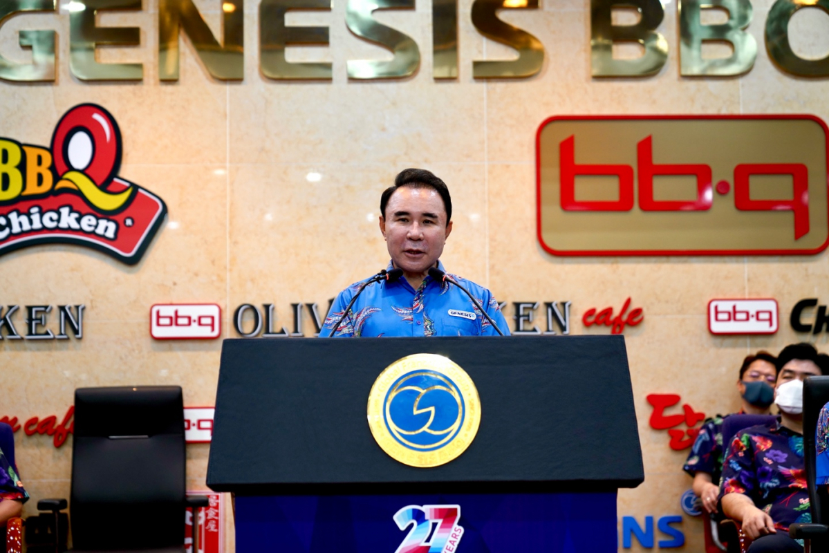 ▲제너시스BBQ 그룹 윤홍근 회장이 창립 27주년 기념사를 연설하고 있다.  (사진제공=제너시스BBQ)
