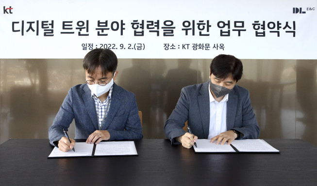 ▲최영락(왼쪽) DL이앤씨 주택기술개발원장과 박정호 KT 커스터머DX단장이 1일 서울 종로구 광화문 KT사옥에서 ‘건설 분야 메타버스 생태계 구축을 위한 업무협약(MOU)’을 맺었다.  (사진제공=DL이앤씨)