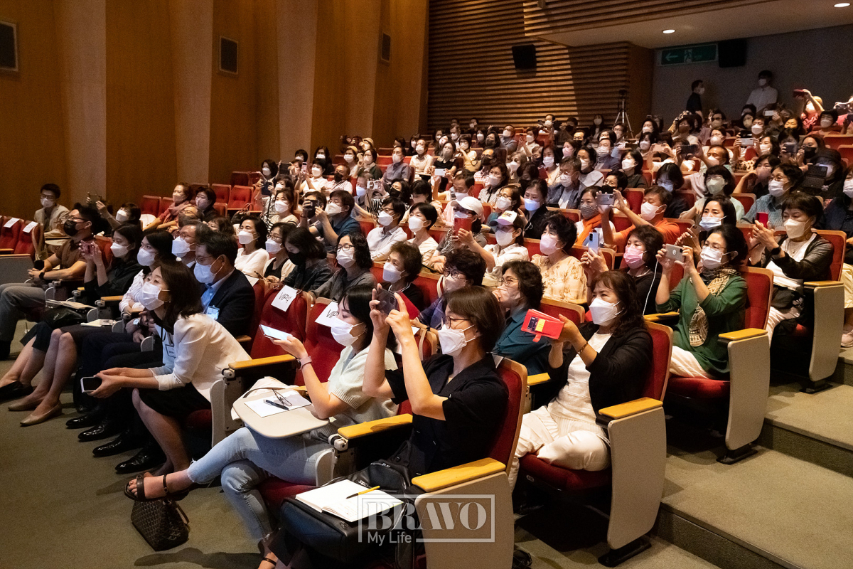 ▲지난 1일 개최된 ‘신한은행과 함께하는 브라보(BRAVO)! 2022 헬스콘서트’에서 약 200명의 관객들이 뜨거운 반응을 보내고 있다.(브라보 마이 라이프 DB)