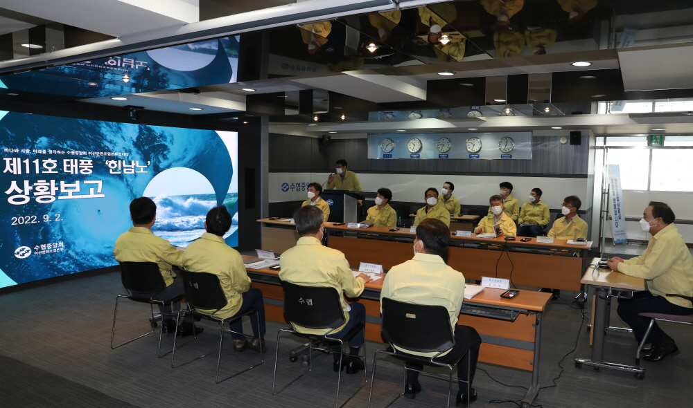 ▲임준택 수협중앙회장(사진 가장 오른쪽)이 2일 수협 안전조업상황실에서 태풍 '힌남노' 대응을 위한 비상대책본부를 가동하고 상황점검회의를 진행하고 있다. (사진제공=수협중앙회)
