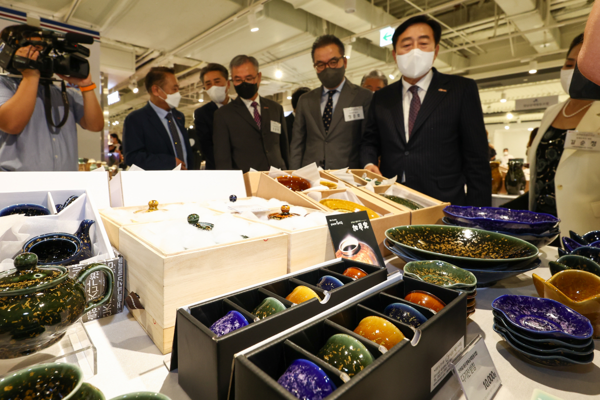 ▲김기문 중소기업중앙회장(오른쪽에서 두 번째)이 2일 롯데백화점 잠실점에서 열린 중소기업 공예품특별판매전 개막식에서 제품을 둘러보고 있다. (사진제공=중소기업중앙회)