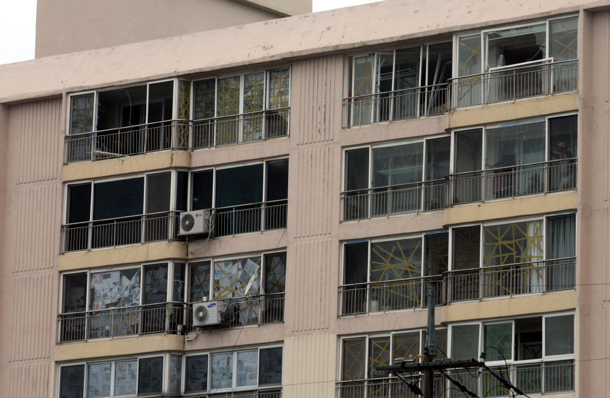 ▲(뉴시스) 2012년 태풍 볼라벤 상륙 당시 피해를 예방하기 위해 창문에 테이프를 붙였지만 거센 바람을 견디지 못하고 곳곳이 깨졌다.