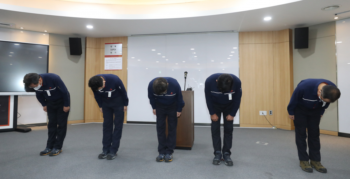 ▲2일 오전 울산시 남구 SK지오센트릭 폴리머공장 행정동에서 나경수 대표이사 사장 등 경영진이 지난달 31일 발생한 폭발사고에 대해 사과하고 있다.  (연합뉴스)
