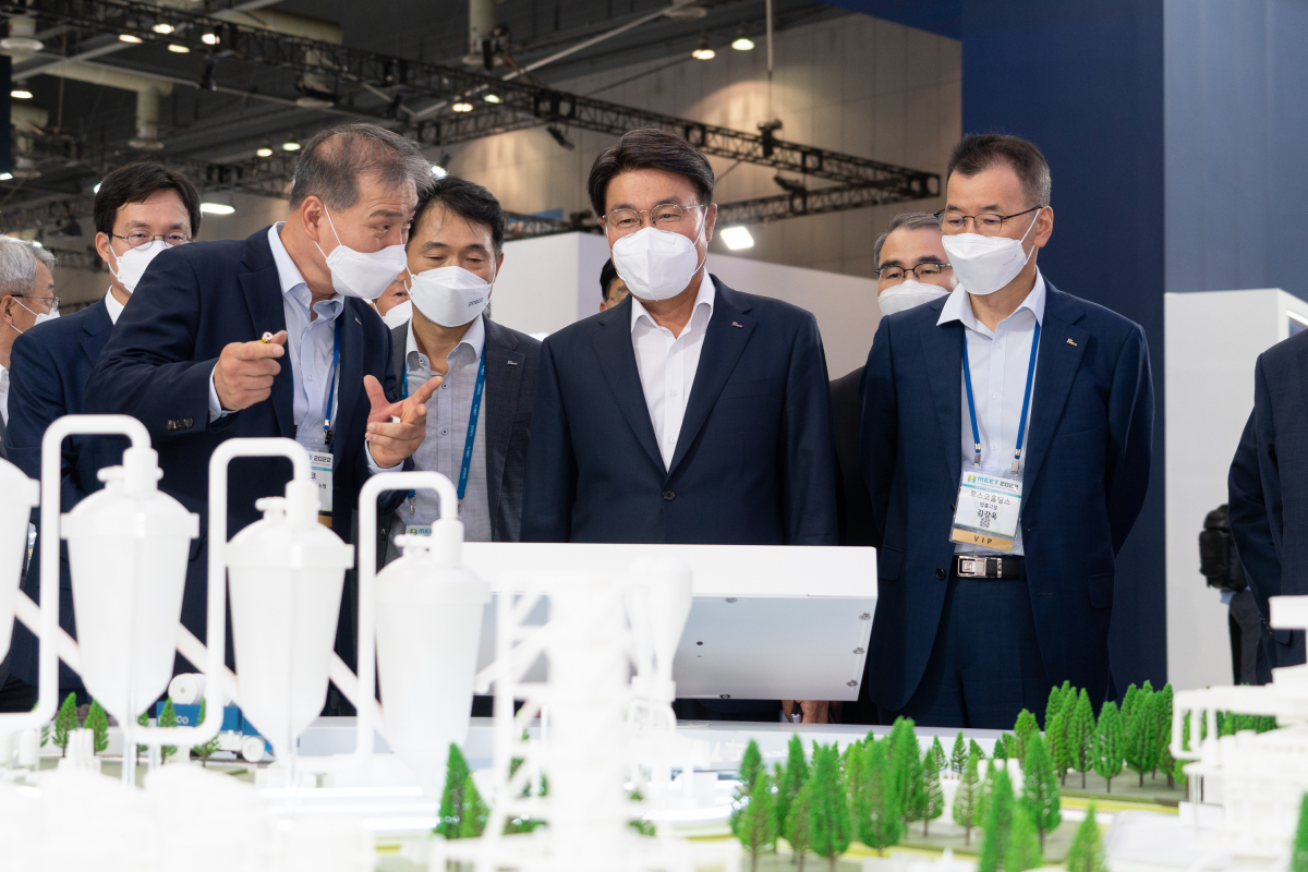 ▲ 최정우 포스코그룹 회장(사진 앞줄 오른쪽부터 두번째)이 2일 일산 킨텍스에서 개최중인 H2 MEET 전시관을 찾아 그룹의 수소사업 진행 현황을 둘러보고 있다. (사진제공=포스코그룹)