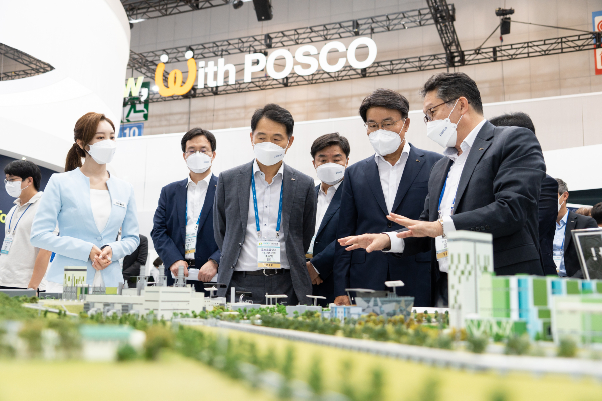 ▲최정우 포스코그룹 회장(사진 앞줄 오른쪽부터 두번째)이 2일 일산 킨텍스에서 개최중인 H2 MEET 전시관을 찾아 그룹의 수소사업 진행 현황을 둘러보고 있다. (사진제공=포스코그룹)