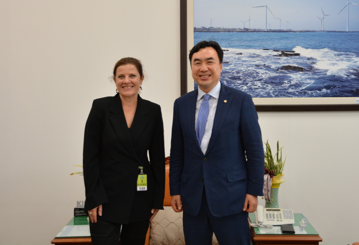 ▲윤관석 국회 산자위원장이 2일 국회에서 구글의 아시아태평양 대외정책을 총괄하는 미카엘라 브라우닝 부사장과 만나 기념사진을 촬영하고 있다.  (사진 출처=윤관석 의원실)