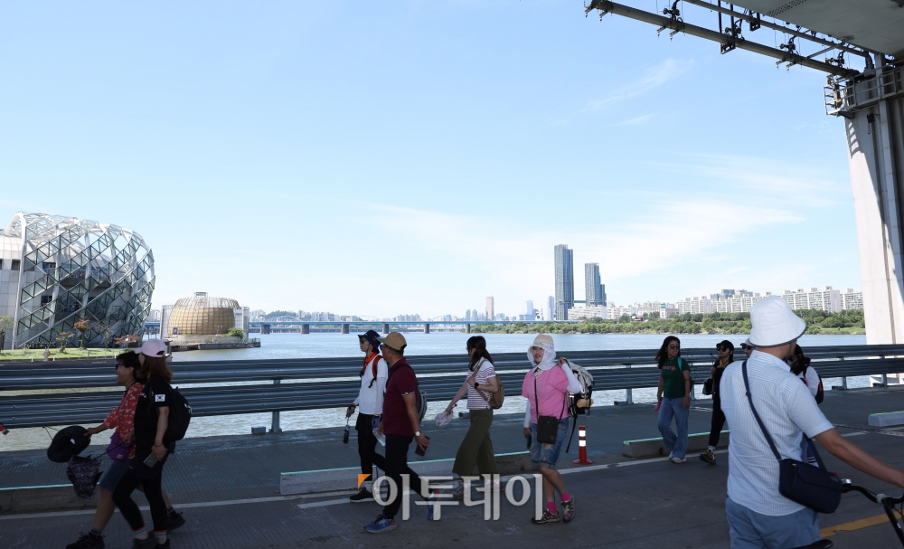 ▲'2022 차 없는 잠수교 뚜벅뚜벅 축제'가 열린 28일 서울 서초구 잠수교에서 시민들이 쾌청한 가을 날씨 속에 산책을 즐기고 있다. 조현욱 기자 gusdnr8863@