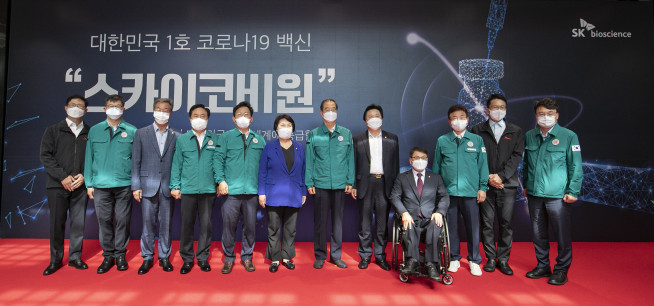 ▲2일 경북 안동에 위치한 SK바이오사이언스 백신 생산시설 ‘L하우스’에서 대한민국 1호 백신 ‘스카이코비원멀티주’ 출하 기념식이 개최됐다.(사진 왼쪽부터 안재용 SK바이오사이언스 사장, 이기일 보건복지부 차관, 권기익 안동시의회 의장, 권기창 안동시장, 김형동 국회의원, 정춘숙 보건복지위원장, 한덕수 국무총리, 강기윤 국회의원, 이종성 국회의원, 이철우 경북도지사, 최창원 SK디스커버리 부회장, 박성근 국무총리비서실장) (사진제공=SK바이오사이언스)