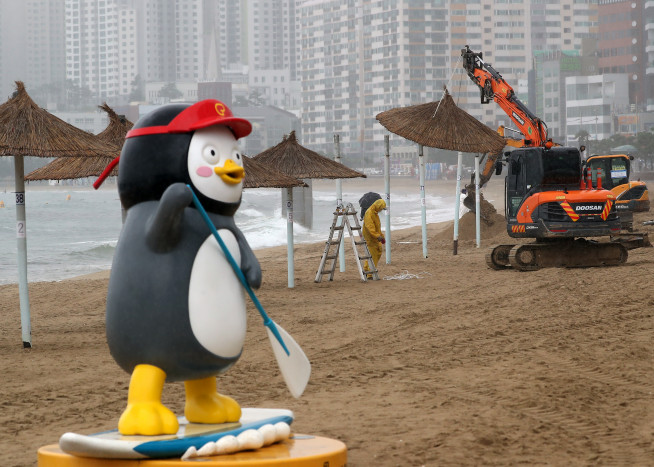 ▲제11호 태풍 힌남노가 북상 중인 2일 오전 부산 광안리해수욕장에 설치된 파라솔이 철거되고 있다. (연합뉴스)