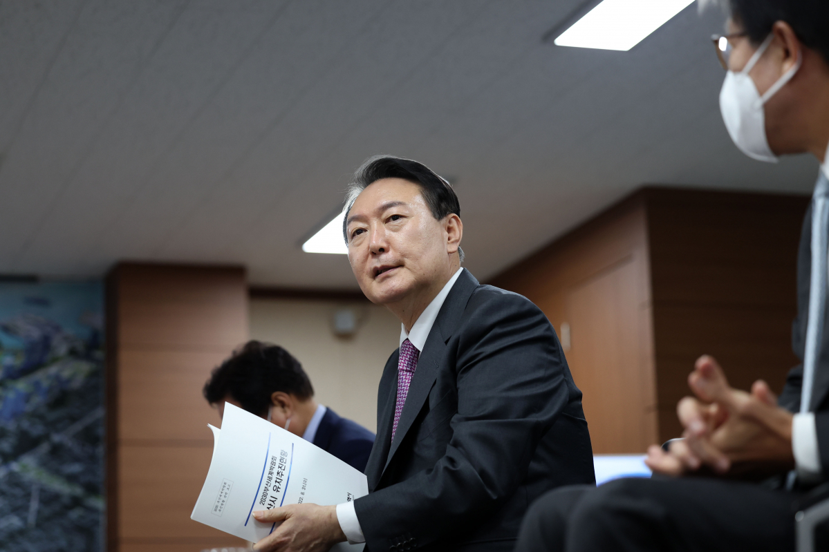 ▲윤석열 대통령이 지난달 31일 경남 창원 진해구 한진부산컨테이너터미널에서 열린 '2030 부산 세계박람회' 유치 준비상황 점검 회의에서 유치추진현황 보고를 받고 있다. (사진=대통령실 제공)