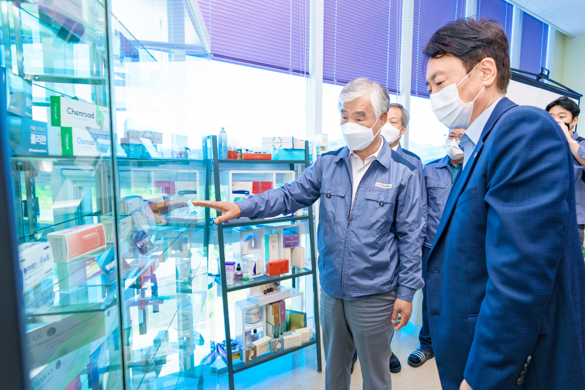 ▲권준학 NH농협은행장(오른쪽)이 강원도 원주시 소재 ㈜비알팜을 방문하여 김석순 ㈜비알팜 대표이사(왼쪽)의 제품 설명을 듣고 있다. (사진제공=NH농협은행)