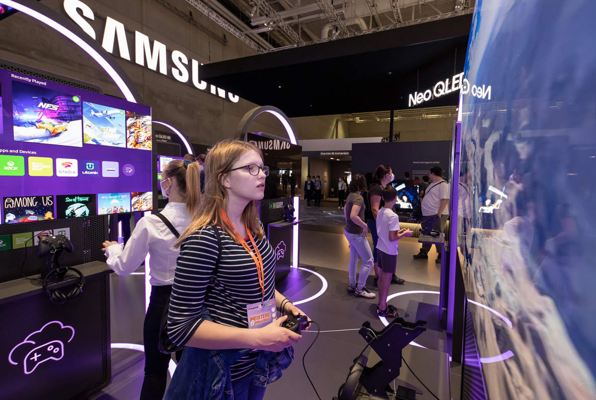 ▲삼성타운을 방문한 관람객이 삼성전자 게이밍 허브를 통해 게임을 하고 있다. (사진제공=삼성전자)