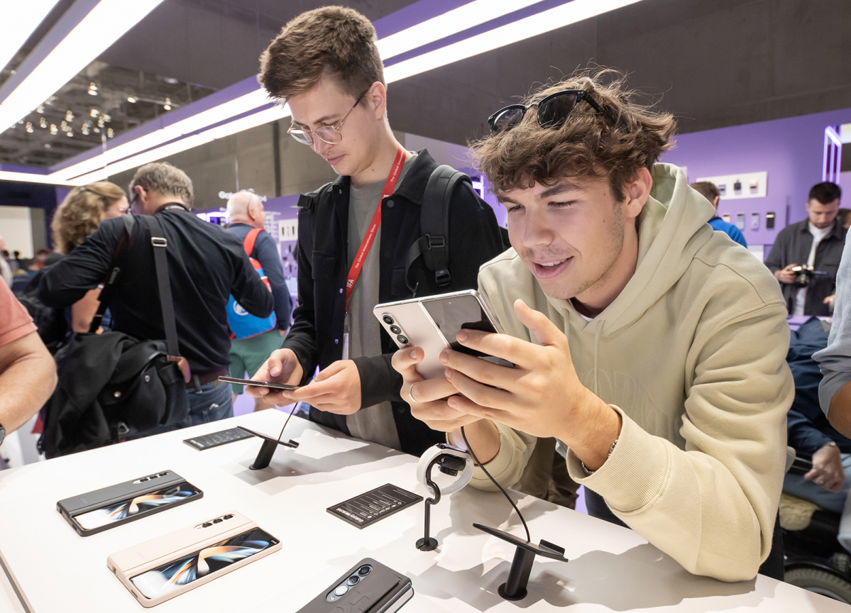 ▲삼성타운을 찾은 관람객이 갤럭시 Z 폴드4를 체험하고 있다. (사진제공=삼성전자)