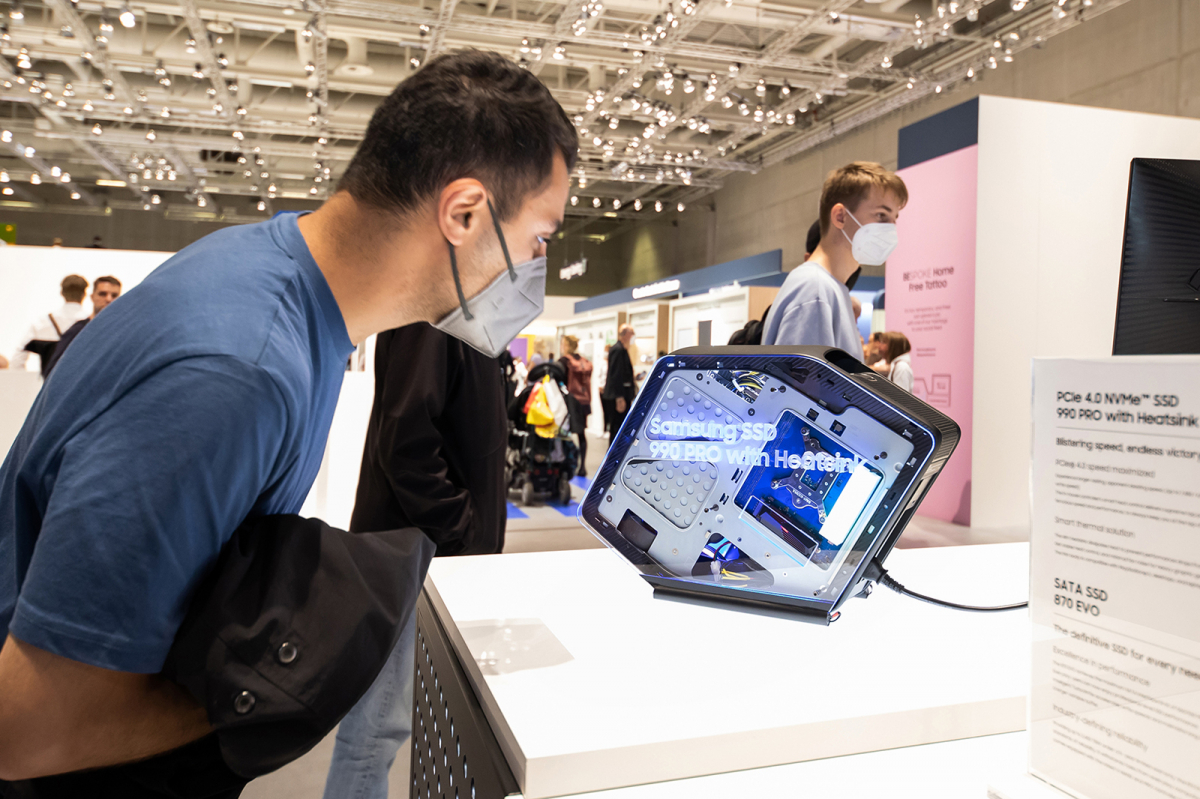▲삼성타운을 찾은 관람객이 최근 삼성전자가 출시한 고성능 SSD ‘990 프로 with Heatsink(히트싱크)’ 제품을 보고 있다. 히트싱크 제품은 열 제어 기능을 극대화한 것이 특징이다. (사진제공=삼성전자)