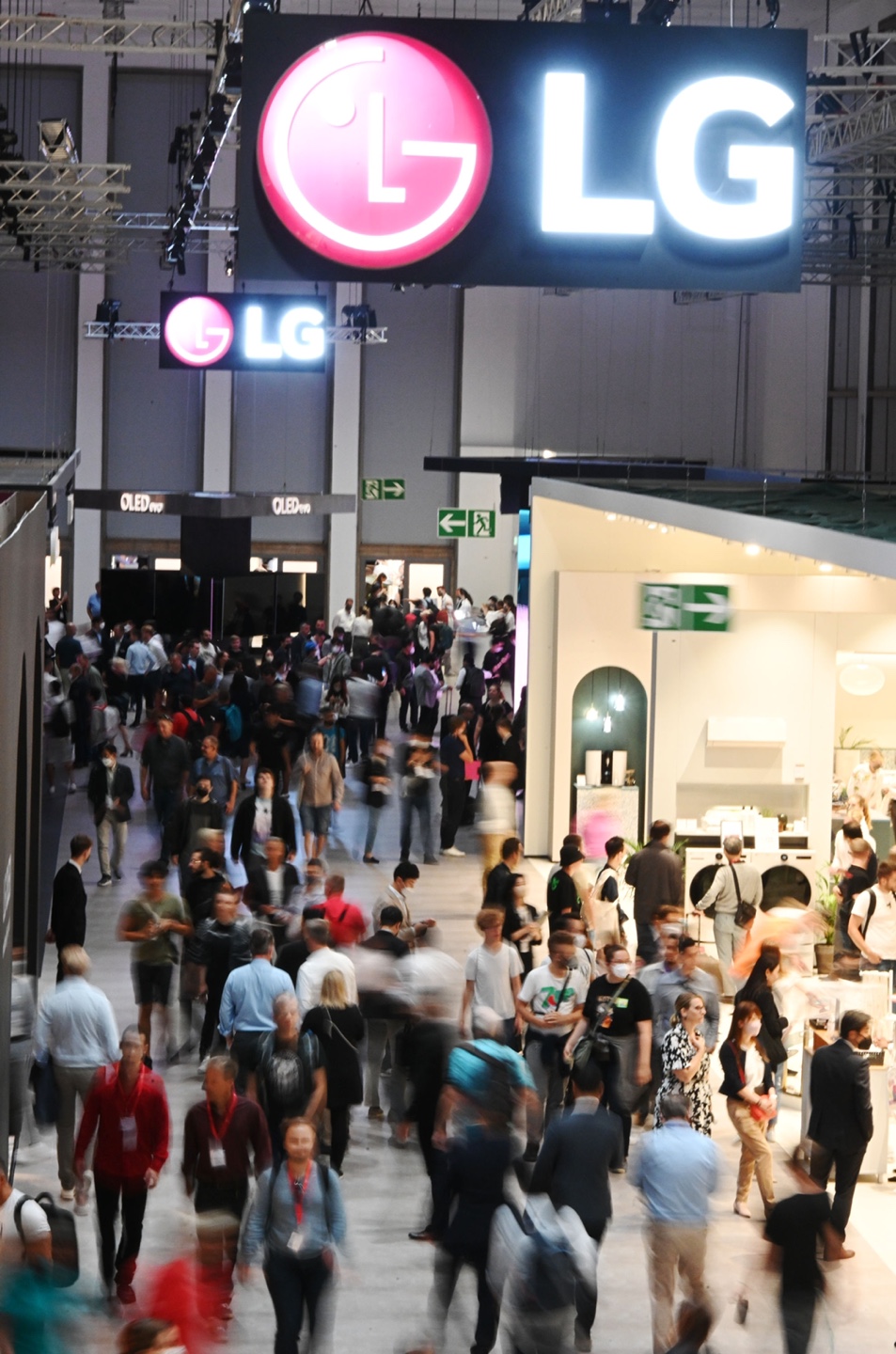 ▲IFA 2022 전시장에 설치된 LG전자 부스 일대가 관람객들로 북적이고 있다. (사진제공=LG전자)
