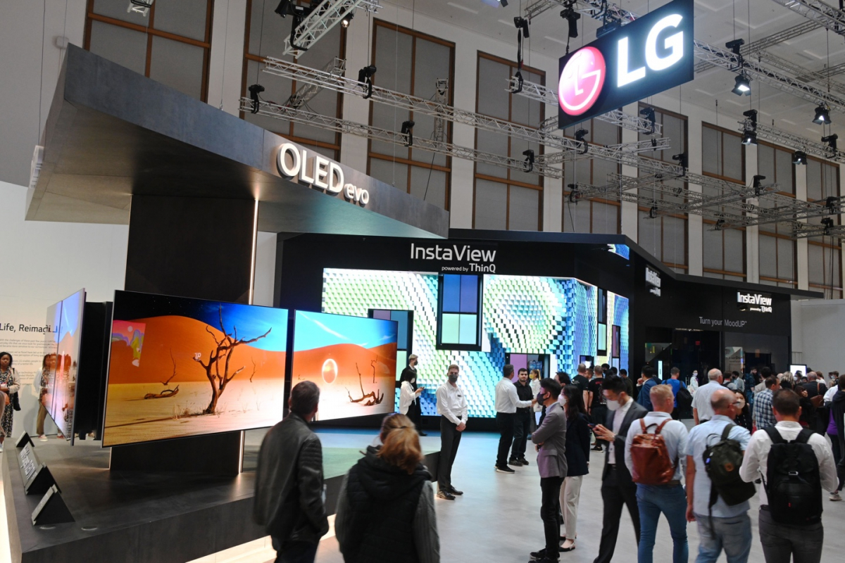 ▲IFA 2022 전시장 내 LG전자 OLED evo 부스 앞이 관람객으로 붐비고 있다. (사진제공=LG전자)
