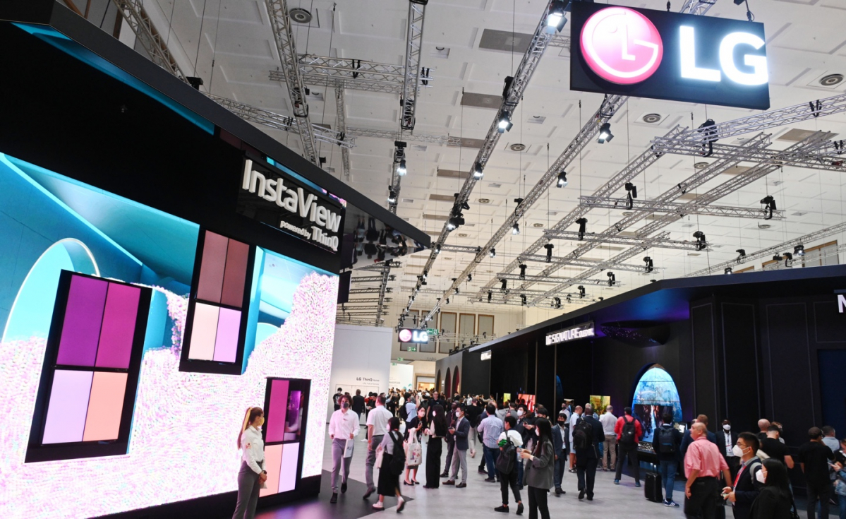 ▲LG전자가 독일 베를린에서 현지시간 2일부터 6일까지 열리는 IFA 2022에 참가했다. 사진은 전시가 열리는 독일 메세 베를린(Messe Berlin) 내 LG전자 부스. (사진제공=LG전자)