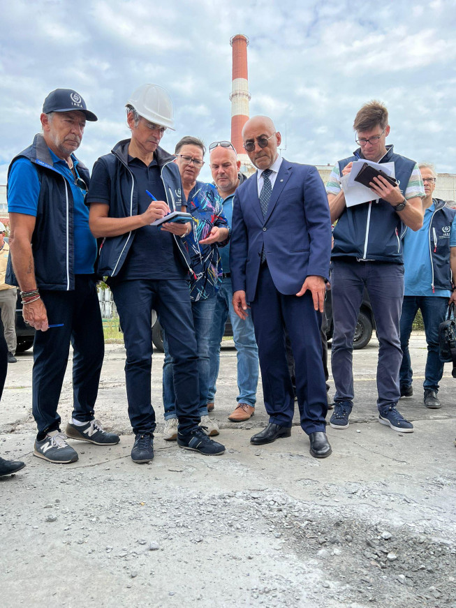 ▲1일 우크라이나 자포리자 원자력발전소에서 국제원자력기구(IAEA) 사찰단이 현장을 조사하고 있다. 자포리자/신화뉴시스