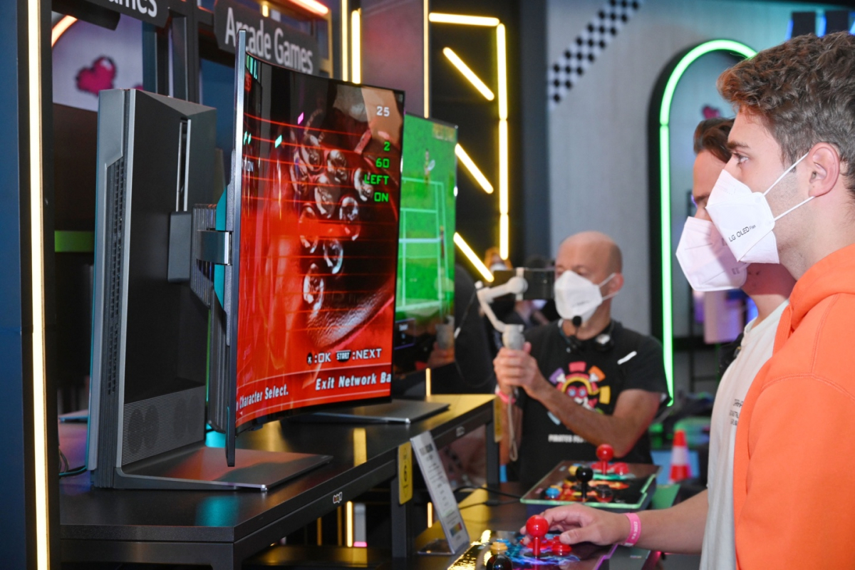 ▲IFA 2022 전시가 열리는 독일 메세 베를린 내 LG전자 부스를 찾은 관람객이 화면을 자유롭게 구부렸다 펴는 LG 올레드 플렉스의 압도적이고 몰입감 넘치는 게이밍 경험을 직접 체험해보고 있다. (사진제공=LG전자)