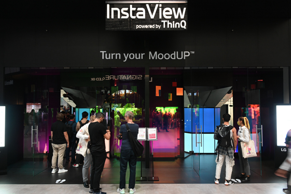 ▲IFA 2022 전시가 열리는 독일 메세 베를린 내 LG전자 부스를 찾은 관람객이 터치만으로 색상을 바꿔 공간의 분위기까지 업그레이드할 수 있는 LG 디오스 오브제컬렉션 무드업 냉장고를 체험하고 있다. (사진제공=LG전자)