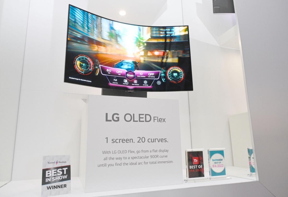 ▲LG전자가 독일 베를린에서 현지시간 2일부터 6일까지 열리는 IFA 2022에 참가했다. 이번에 처음 공개한 벤더블 올레드 TV 플렉스(FLEX)는 英 IT 전문매체 트러스티드리뷰(Trusted Review)가 선정한 최고 제품상(Best in show)을 비롯해 T3, 테크레이더 등 유력 매체들로부터 이번 전시의 최고 제품으로 선정됐다. (사진제공=LG전자)
