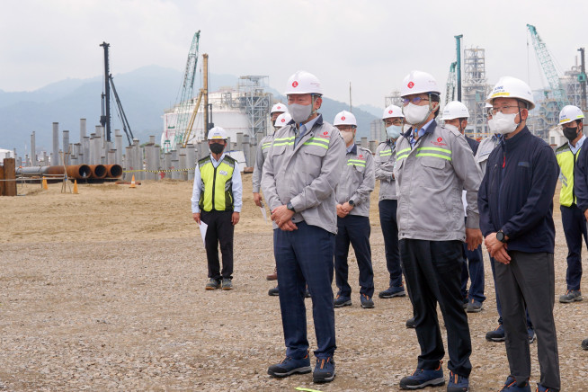 ▲신동빈 회장이 8월 29일 해외 투자 중 최대 규모인 인도네시아 ‘라인 프로젝트’ 현장을 직접 방문해 프로젝트 진척 상황을 점검했다.  (사진제공=롯데)