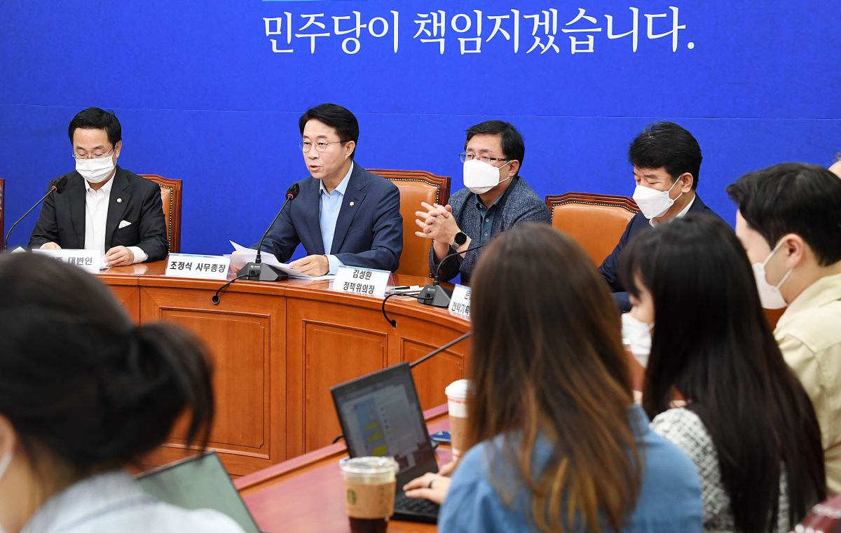 ▲더불어민주당 조정식 사무총장이 4일 서울 여의도 국회에서 열린 기자간담회에서 발언하고 있다. (국회사진기자단)