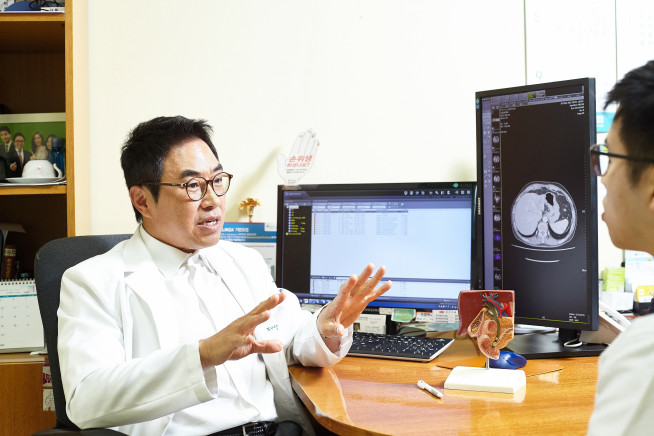 ▲경희대병원 소화기내과 동석호 교수(사진 왼쪽)