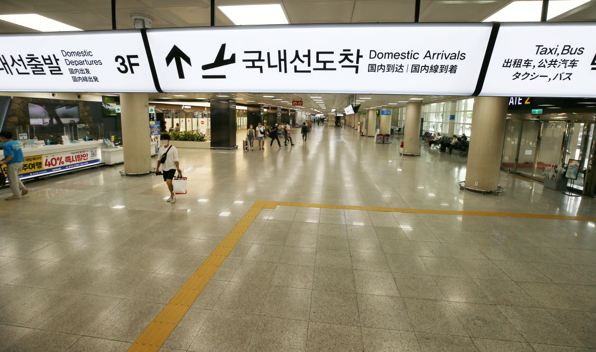 ▲제11호 태풍 ‘힌남노’가 제주를 향해 북상하는 4일 오전 제주국제공항 도착장에 썰렁한 기운이 감돌고 있다. 
 (연합뉴스)