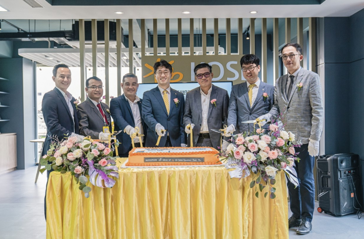 ▲2일 캄보디아 프놈펜에서 열린 캄보디아 현지법인 ‘KB대한 특수은행’의 ‘떡뜰라(Tuek Thla) 지점’ 개소식에서 펭 푸티(Pheng Puthy) ‘떡뜰라 지점’ 지점장(왼쪽에서 두번째)과 이상인 KB대한 특수은행 법인장 (왼쪽에서 네번째)이 관계자들과 함께 기념 촬영 했다. (KB국민카드)