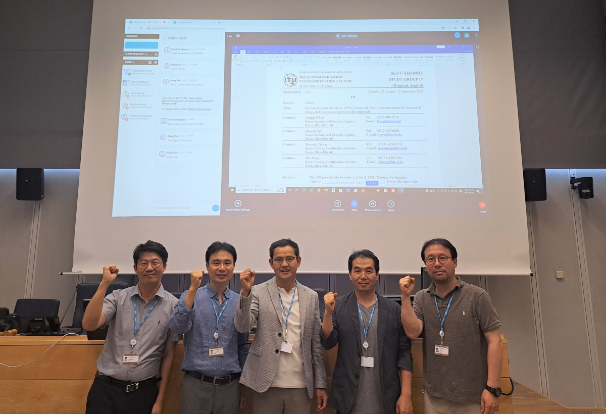 ▲(왼쪽부터) 이상걸 KISA 책임연구원, 이재형 KISA 융합보안기술팀장, 백종현 KISA 융합보안정책팀장, 방지호 KTC 정보보안센터장, 정원석 KTC 선임연구원이 스위스 제네바에서 개최된 이번 ITU-T 표준화 회의에 참석해, 표준안 채택 기념촬영을 하고 있다. (사진제공=KISA)